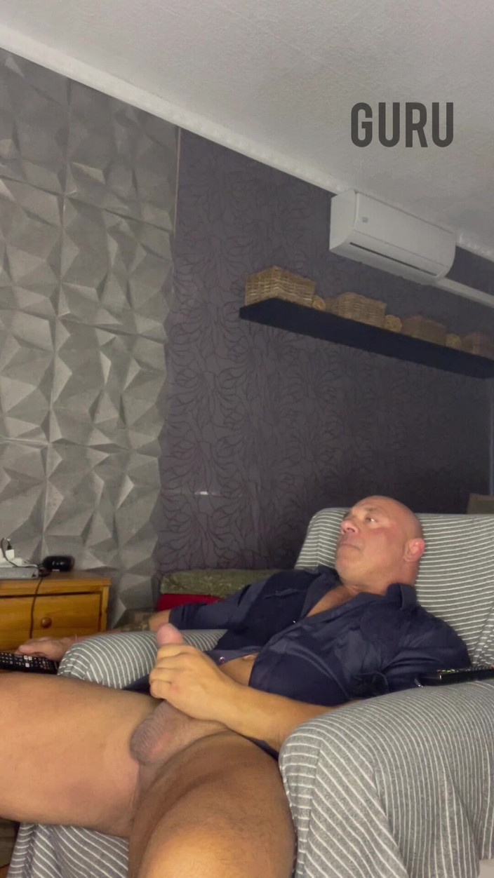 Mr. Guru: 家でソロオニー このシャツ好き