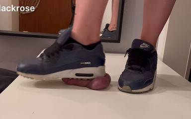 Miss Blackrose: Unter meinem airmax ignoriert - schwanz trampelt