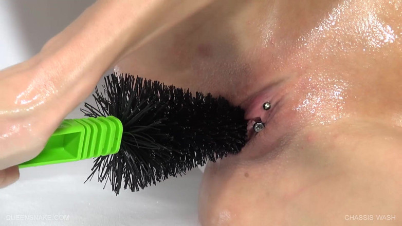 Queen Snake: Chassis wash on her pierced pussy