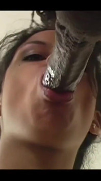 Ragazza timida pelosa