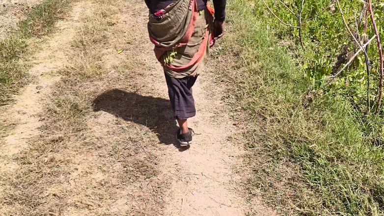 Desi janu: デヴァーは義理の妹を農場に連れて行き、セックスをした