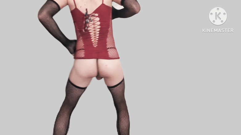 Kikimora: Waria trans-waria lagi asik menari dengan sensual