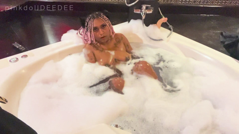 Desibhabhisimi: Dildo Fuck in Jacuzzi