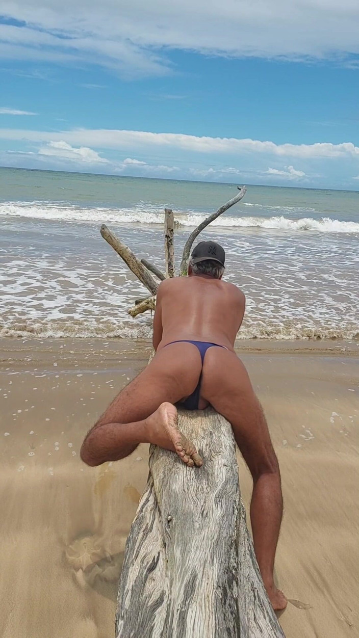 Ladysilvas: Ladysilva Bronzeando Sua Bunda Gostosa Na Praia