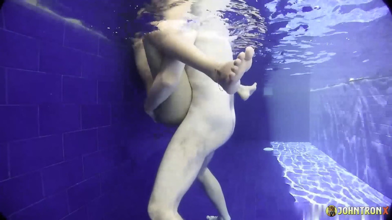 John Tron X: Johntronx - POV sex u bazénu s nádhernou štíhlou thajskou amatérkou holkou
