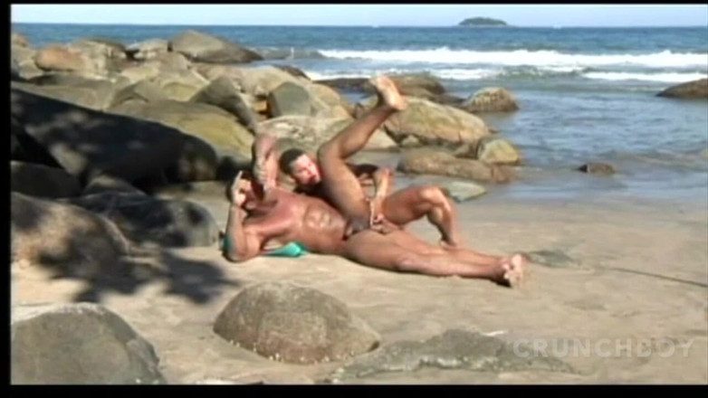 Gaybareback: Plan bun pentru trei pe plajă în public