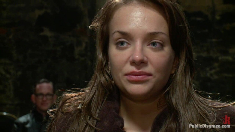 Public Disgrace by Kink: Publiczna hańba łamie notorycznie dom Nika Noire