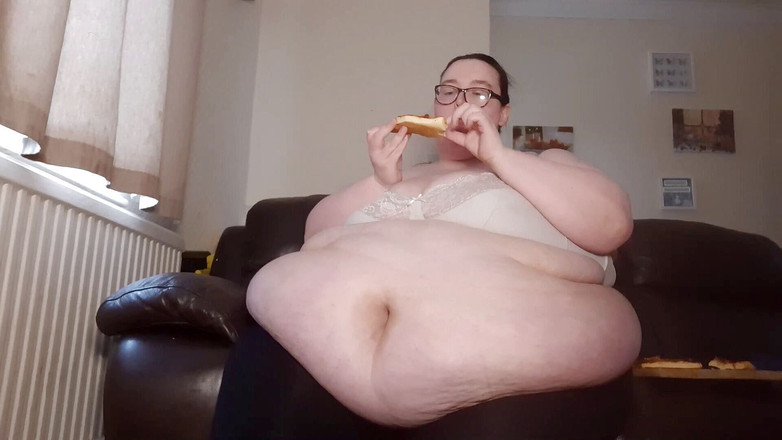 SSBBWLadyBrads: Perut gendut dewi ssbbw lagi asik main pizza