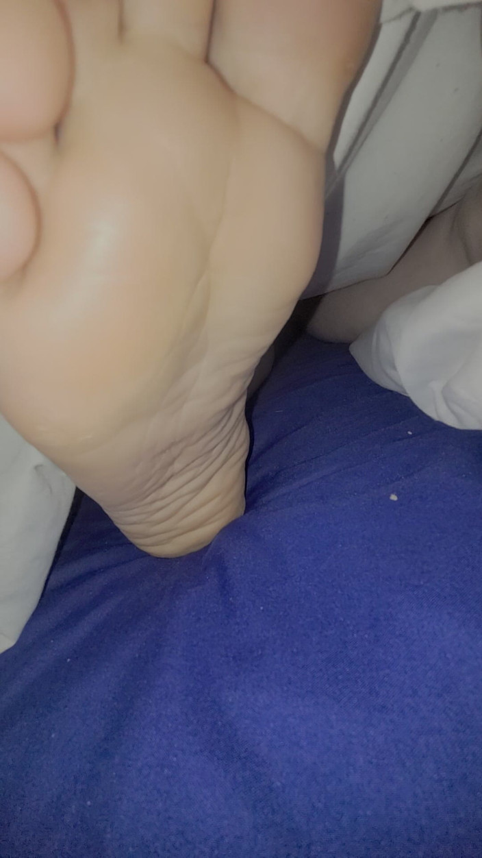 On cloud 69: Füße im bett