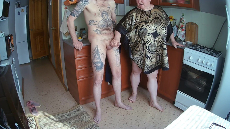 Zona901: milf jerks off my dick in the kitchen before lunch