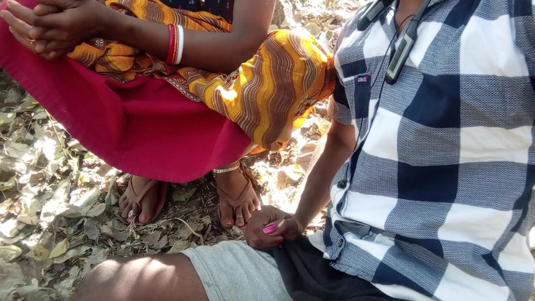 Premi pooja: Indische Desi jongen en meisje komen in het bos en...
