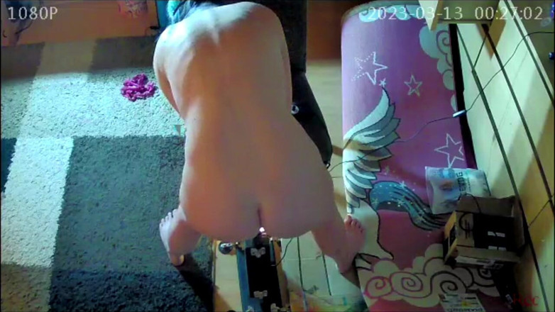 KittieNoOne: Cam betrapt milf met behulp van haar neukmachine