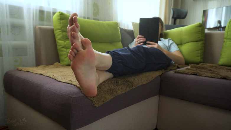 Teasecombo 4K: Sexy náctiletá amatérka předvádí fetiš chodidel s holými chodidly