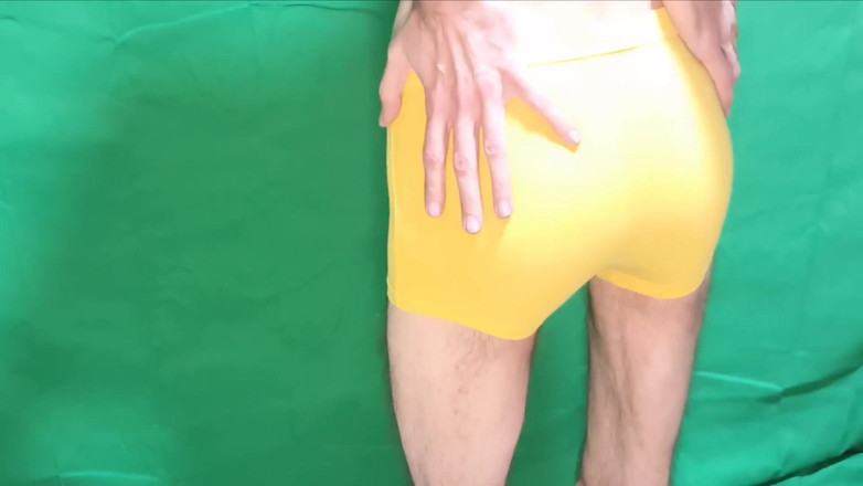 HeIsSooThin: Żółte boyshorts przymierzają