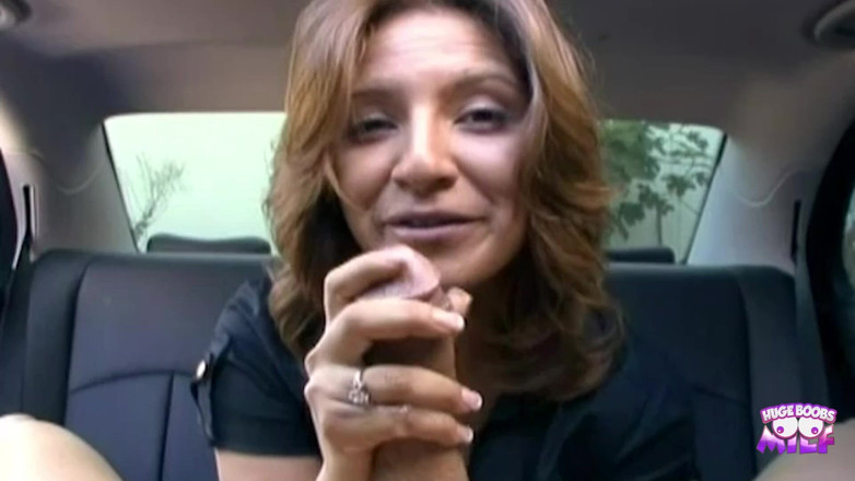 Huge Boobs MILF: Carmen kinsley的屁股抹油，粉红色的湿润阴户被狠狠地抽插