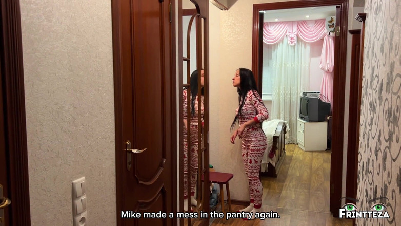 Frintteza: सौतेली मम्मी के साथ क्रिसमस अकेले भाग 1. क्रिसमस ट्री के लिए सजावट के लिए खोज। चूत में वीर्य