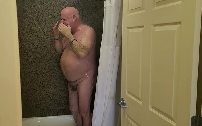 beardaddychub: Ведмідь приймає душ для вас!!