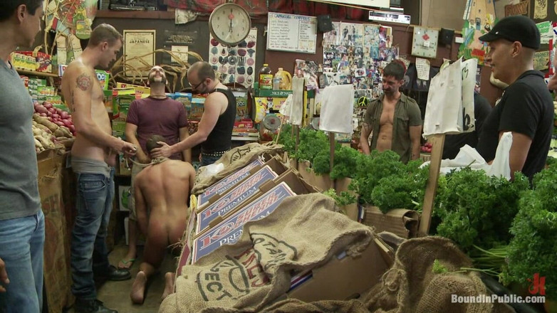 Bound in public: Studly Shoplifter dapat terung ke dalam pantatnya dan muka penuh...