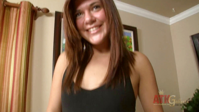 ATKIngdom: 茶色の髪のかわいこちゃんリッサは社交的です