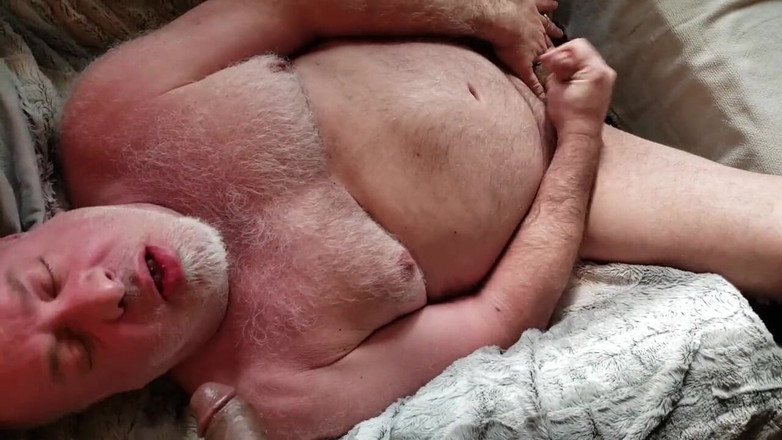 beardaddychub: ベアは足に精液をつけてオナニーする