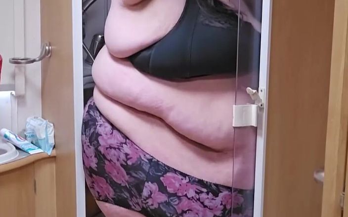 SSBBWLadyBrads: 내 캐러밴에서 샤워를 시도하다