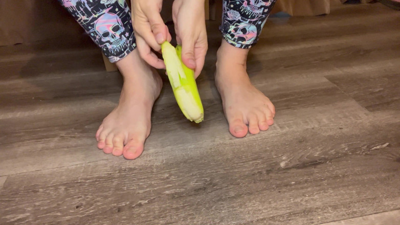 EeveeXo: Squishing Bananas Under My Bare Feet Food Fetish Sploshing