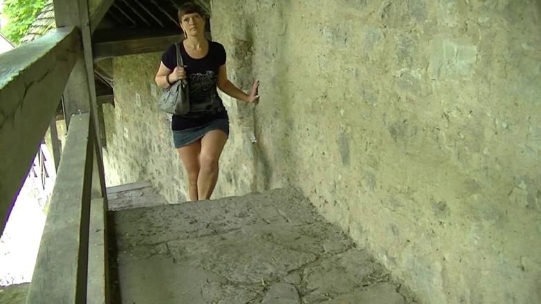 Yvette xtreme: Barefoot city walk