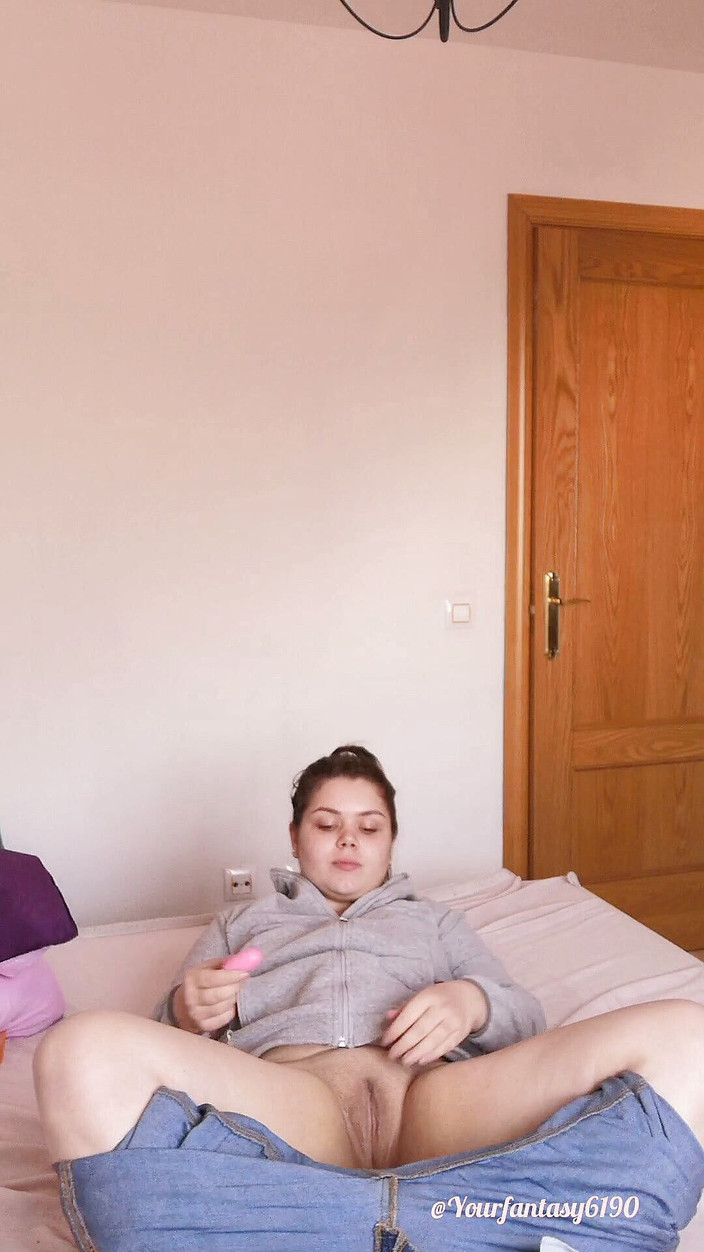 Your fantasy studio: Aku lagi asik muasin memekku pakai mainan seks favoritku