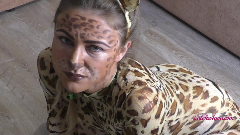 Laloka4you: Sexy babe in a tigress costume sucks her boyfriend