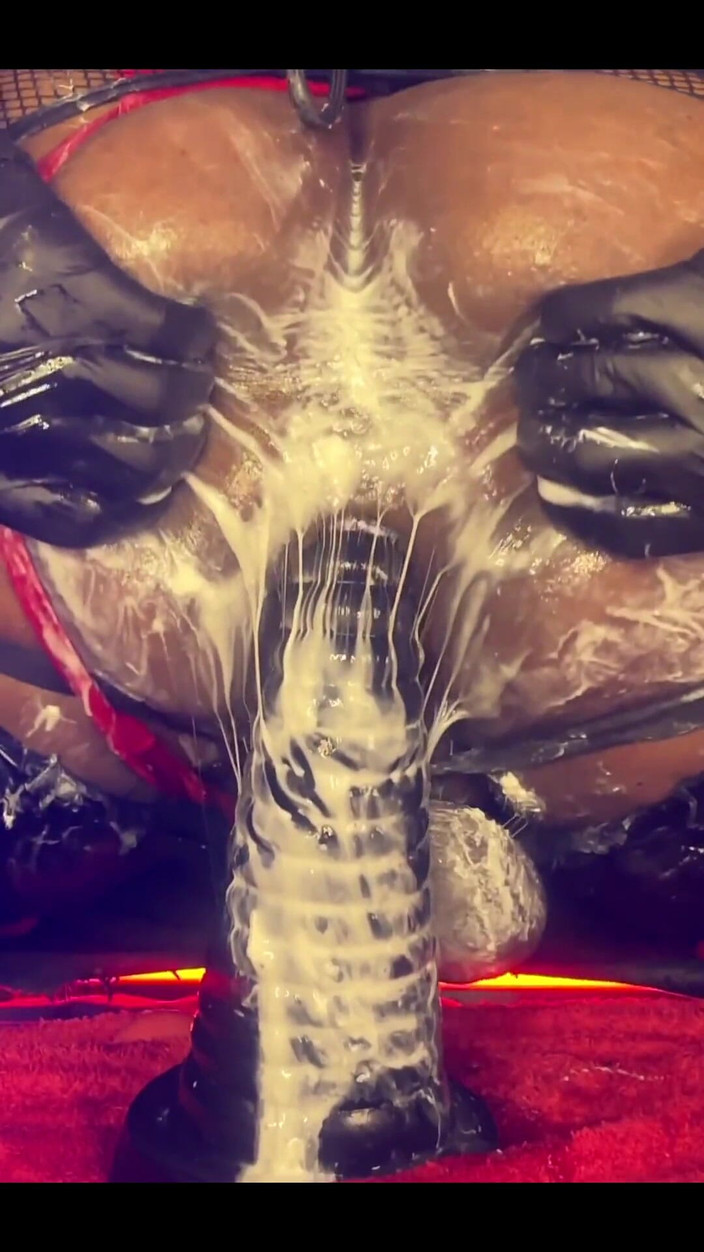 DipsoDeep: Femboy Bottom Dipsodeep Krémuje zadek s velkým robertkem - anální trénink