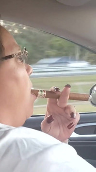 Dawn si eksibisionis rokok di jalan tol