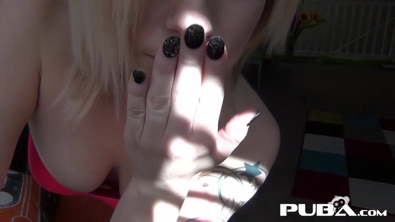 PUBA Solo: Dahlia Sky camina alrededor de una gran casa sola y...