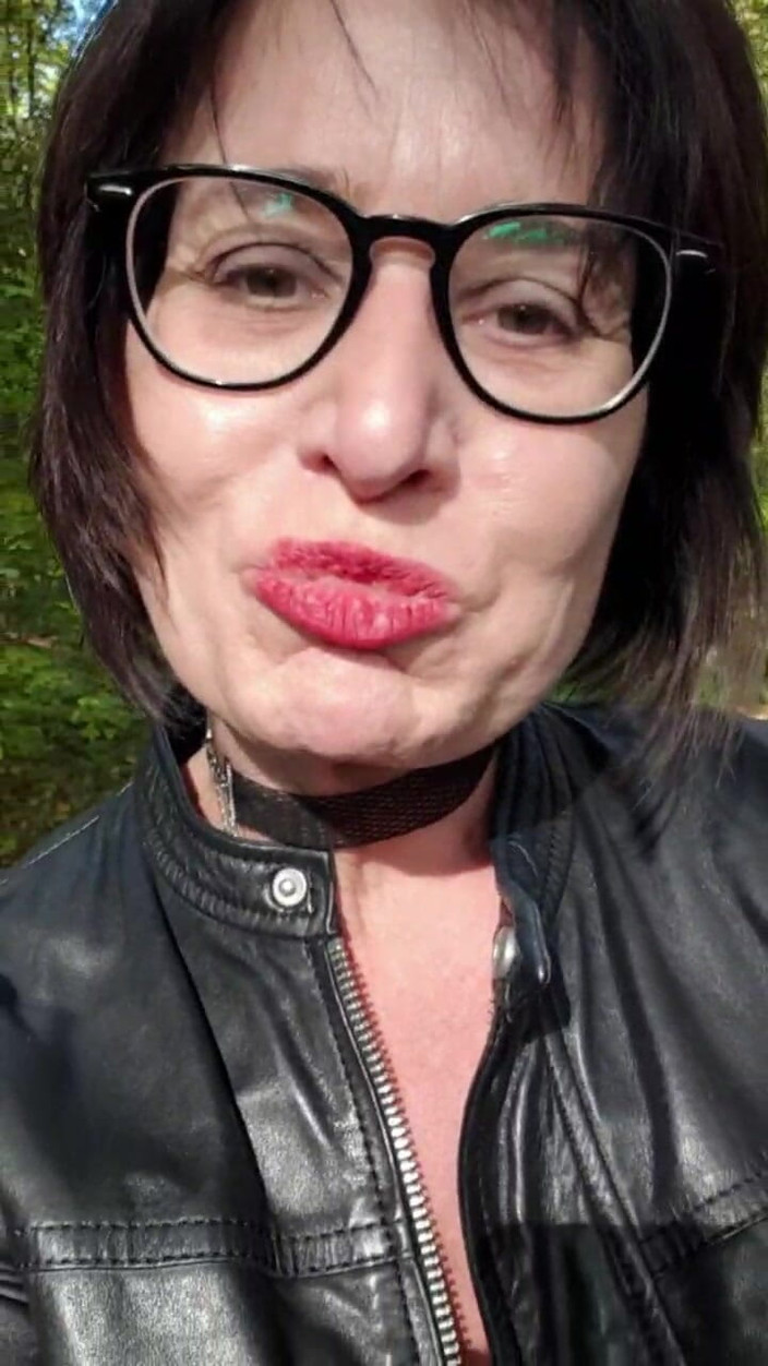 JulieEroticDress: MILF má nahý orgasmus na parkovišti