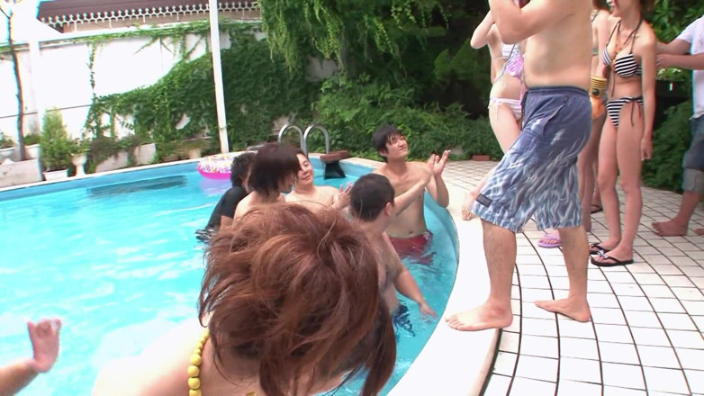 Slamming Asian Orgies: Le ragazze asiatiche vogliono delle cose calde all'aperto