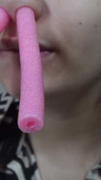 Burnumla oynuyor. Burnuma ince pembe silikonlu bir pad koyuyorum ve onunla oynuyorum. Ne olduğunu bilmiyorum.