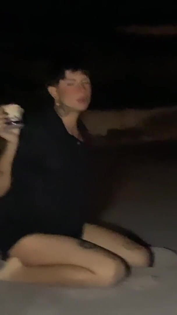 Flumenar: Een sexy teef zijn op het strand