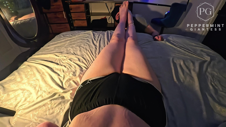 Peppermint Giantess: 49-calowe długie nogi POV: Żałosny footboy uwielbia mój gigantyczny rozmiar 16 stóp
