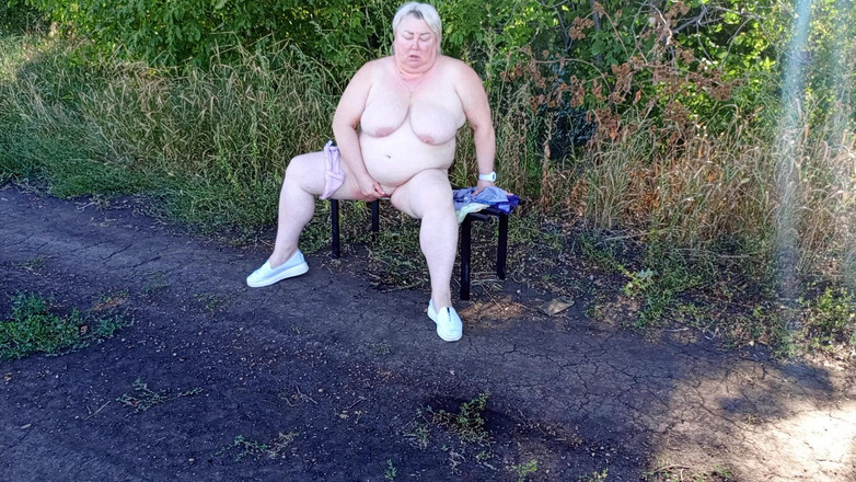 Zona901: Jiran di Taman Membuka Pakaian dan Melancap Hingga Orgasme Di...