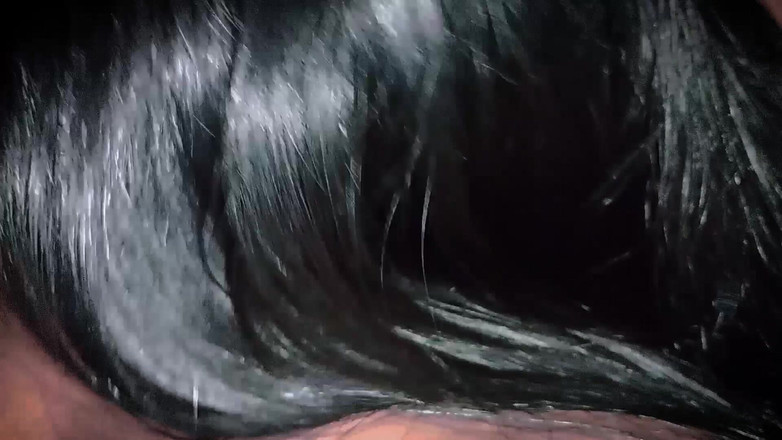 Apolo Fitness: Niegrzeczna brunetka ślizga się jej ciepłe i miękkie usta na kutasie...