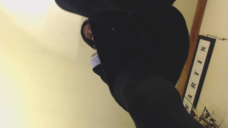 PandoraSG: नन हैलोवीन के लिए पैर हिला रही है