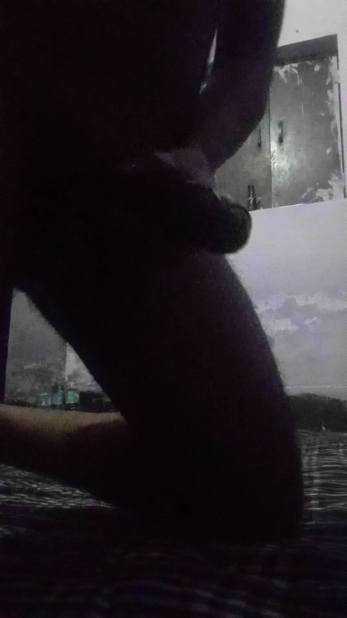 Raaz26d: Estilo único masturbándome y engrasando mi polla y preparándome para el...