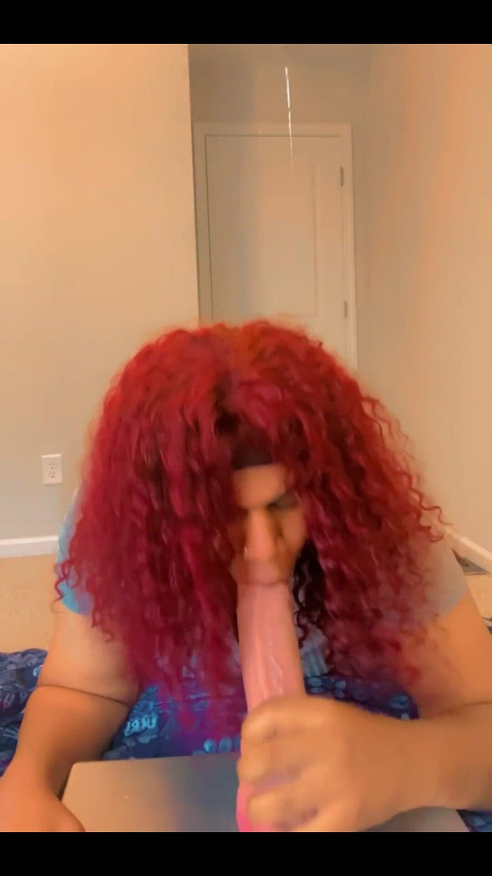 Hicktown_hoochi: Bú đồ chơi lớn màu trắng