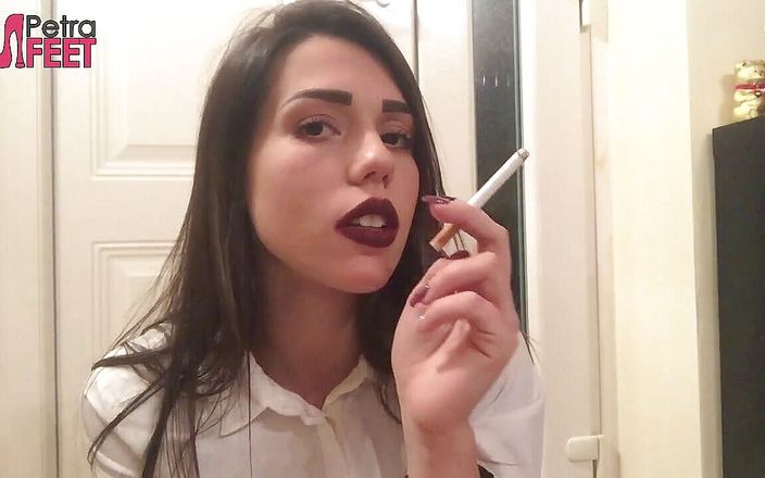 Smokin Fetish: Супер сексуальная итальянская девушка соблазняет всех своим курением