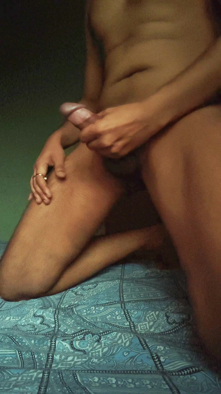 rruh_2024: Malam hari, temanku bikin kontolnya tegak gara-gara goyangin dan lanjut...