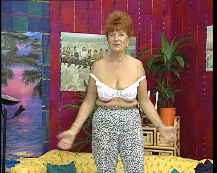 YOUR FIRST PORN: Junge Omi Karin Wichst Schon Ein Leben Lang - jonge oma...