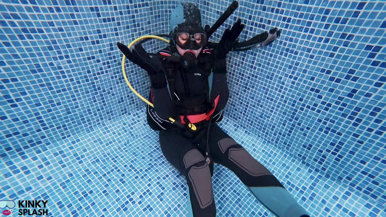 UKCuteGirl Lucy Lauren: Scuba Wank &amp; Underwater Orgasm