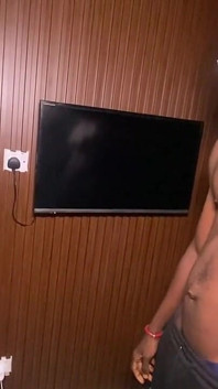 Pomohl jsem booty služce uklidit místnost a ona uklízela mého velkého ptáka