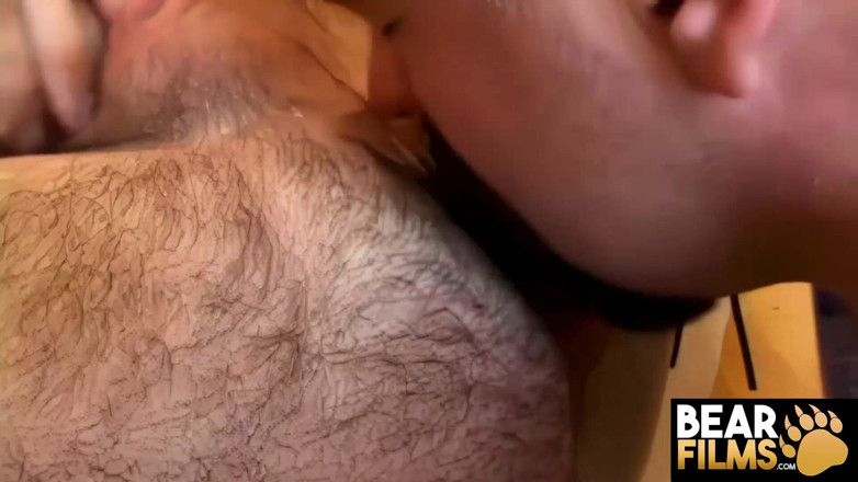 Bear Films: Bearfilms orso Ted Baer spacca il culo peloso ray stones...