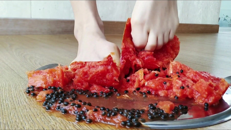 Solo Austria: The End of Papaya`s Life! Destroyed Under Sexy Feet!