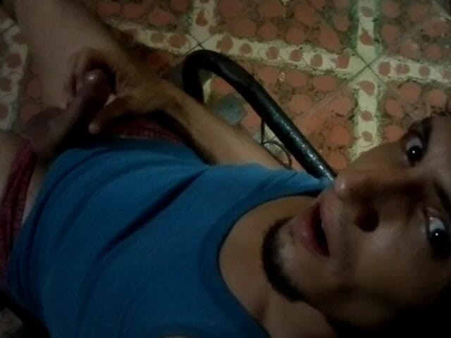 Raba erre elle: Raba Erre joue avec sa bite - partie 16